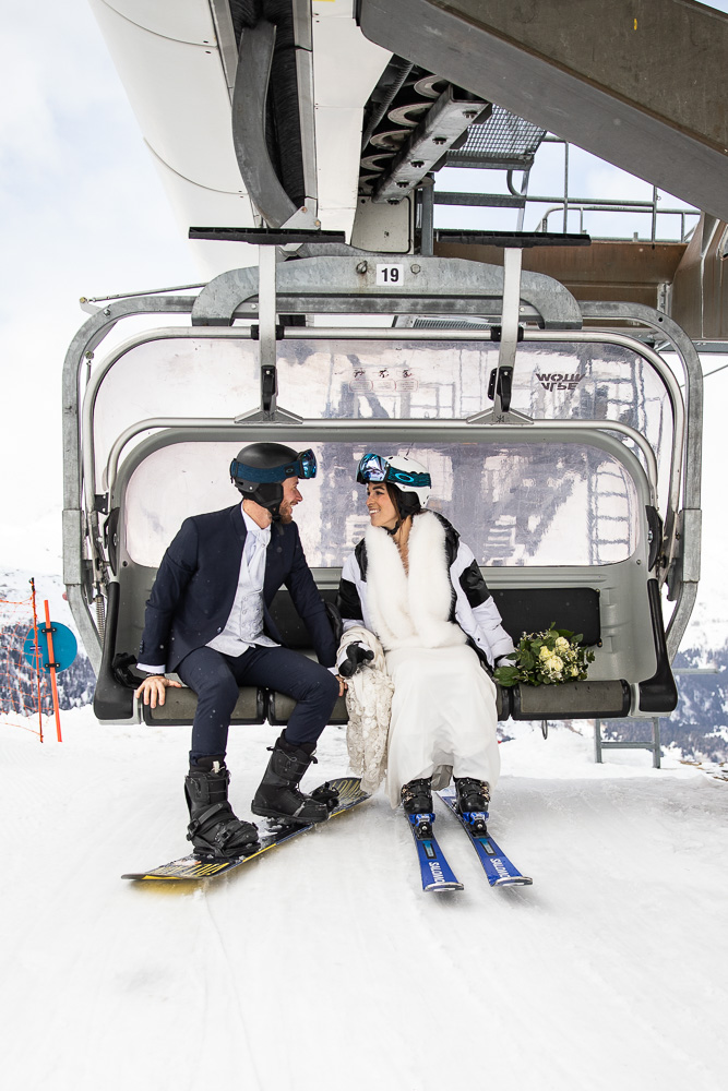 Fotografie sposi sugli sci, matrimonio in alta montagna sulla neve.
