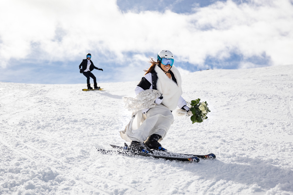 Fotografie sposi sugli sci, matrimonio in alta montagna sulla neve.