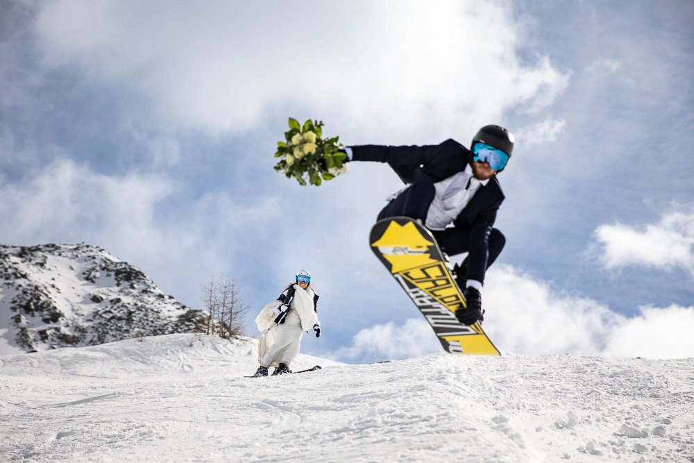 Fotografie sposi sugli sci, matrimonio in alta montagna sulla neve.