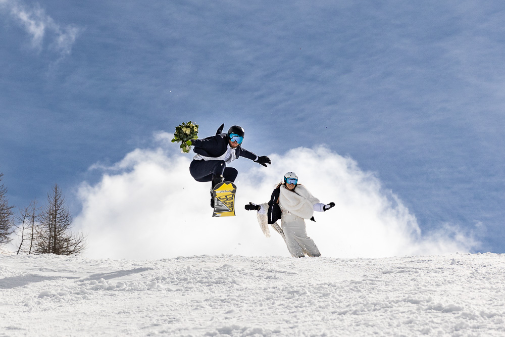 Fotografie sposi sugli sci, matrimonio in alta montagna sulla neve.