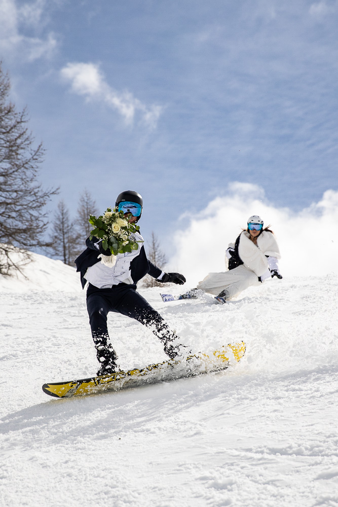 Fotografie sposi sugli sci, matrimonio in alta montagna sulla neve.