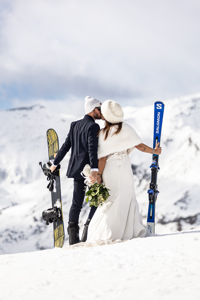 Fotografie sposi sugli sci, matrimonio in alta montagna sulla neve.