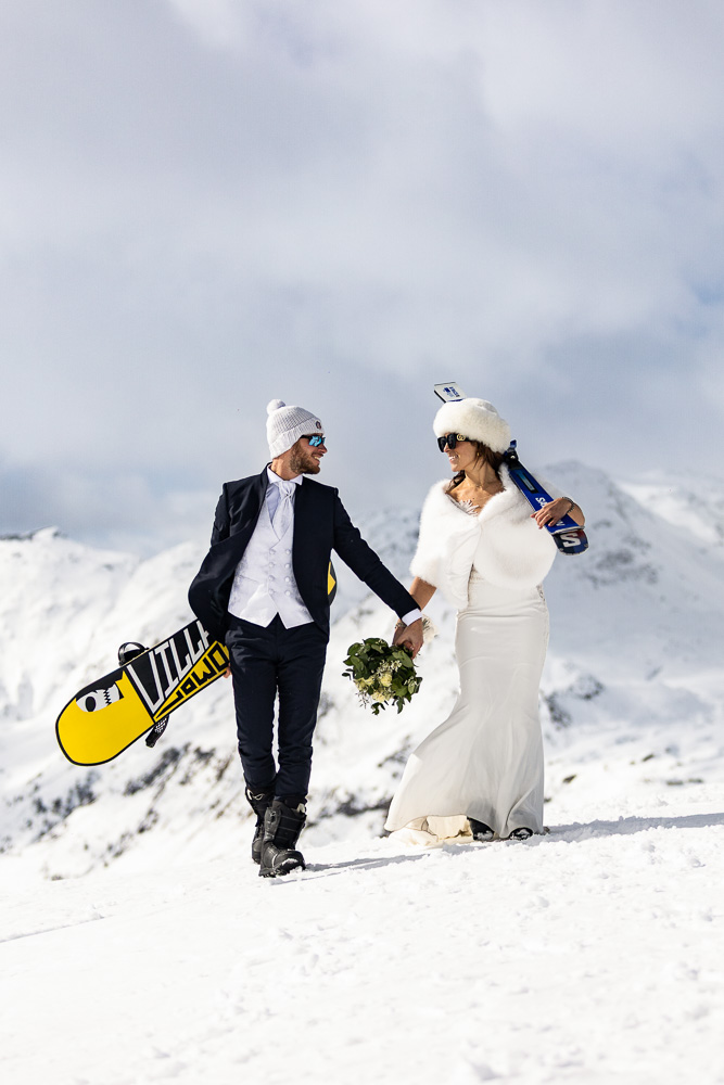 Fotografie sposi sugli sci, matrimonio in alta montagna sulla neve.