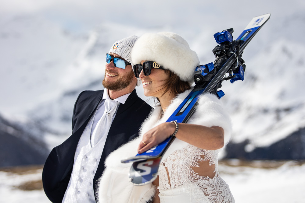 Fotografie sposi sugli sci, matrimonio in alta montagna sulla neve.