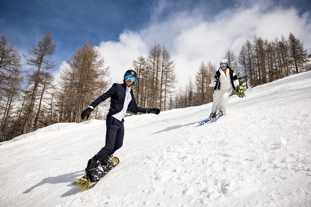 Fotografie sposi sugli sci, matrimonio in alta montagna sulla neve.