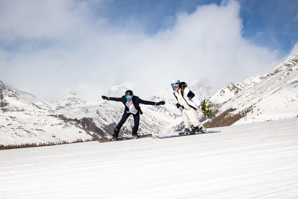 Fotografie sposi sugli sci, matrimonio in alta montagna sulla neve.