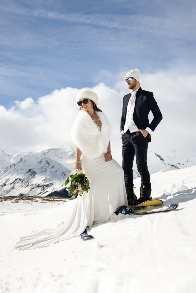 Fotografie sposi sugli sci, matrimonio in alta montagna sulla neve.